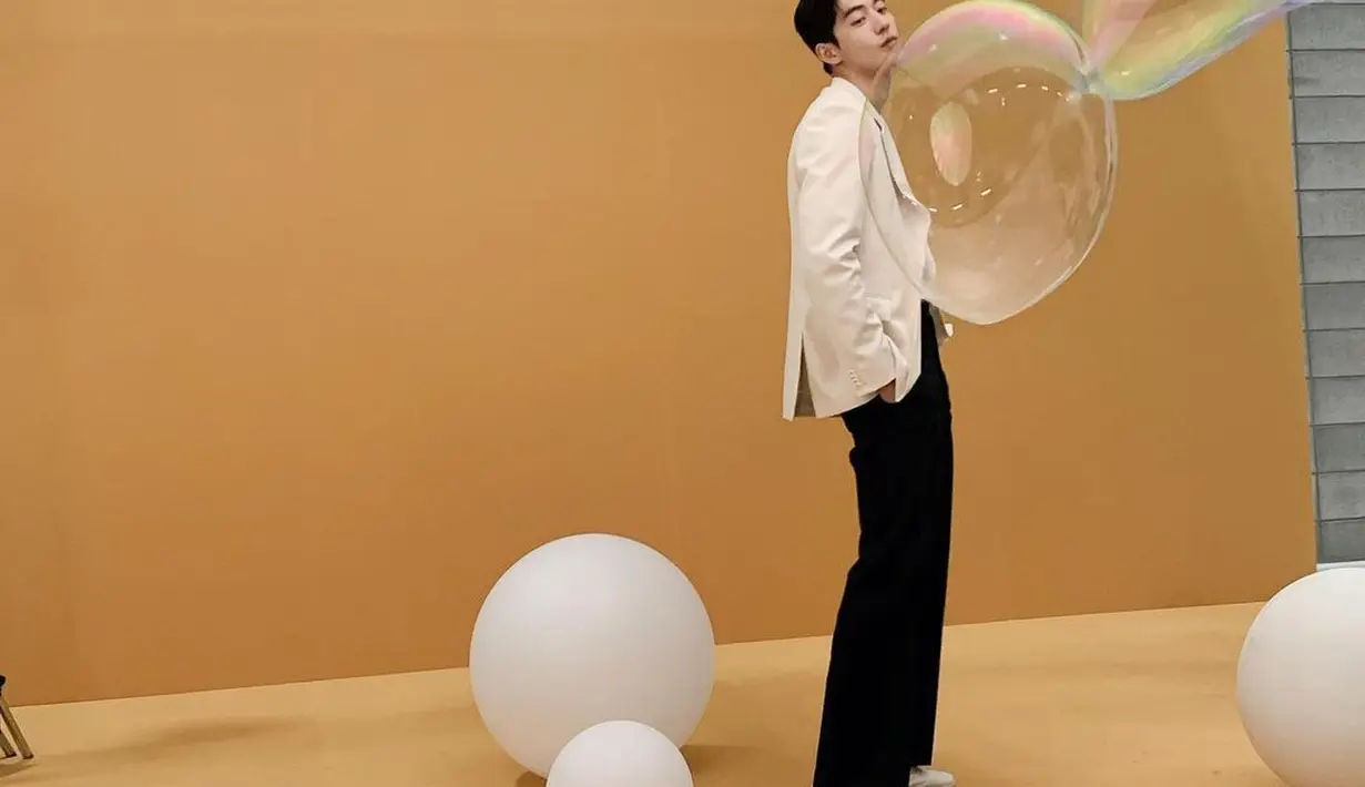 Kerennya Nam Joo Hyuk saat melakukan photoshoot. Di sini ia mengenakan blazer putih, dipadu dengan celana panjang hitam, dan sneakers putih. Mana gaya Nam Joo Hyuk yang menurutmu paling gagah, Sahabat FIMELA? [Foto: Instagram/skawngur]