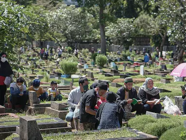 Sejumlah umat muslim berdoa di makam keluarganya di Tempat Pemakaman Umum (TPU) Karet Tengsin, Jakarta, Minggu (27/3/2022). Sepekan jelang datangnya bulan suci Ramadan, banyak warga yang melakukan tradisi ziarah makam untuk mendoakan keluarganya. (Liputan6.com/Faizal Fanani)