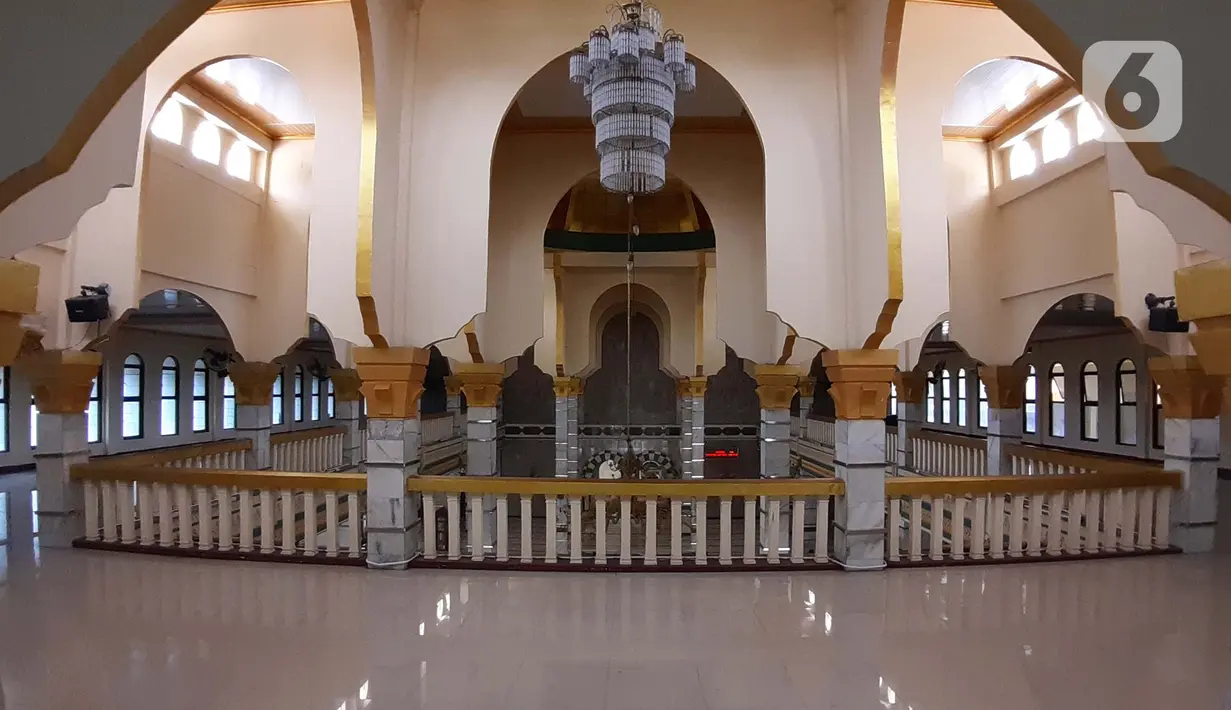 Suasana Masjid Jami' Al Munawwar, Jakarta, Kamis (7/5/2020). Meski di tengah ancaman pandemi COVID-19, sejumlah umat muslim tetap memanfaatkan Masjid Jami' Al Munawwar untuk melaksanakan ibadah di bulan suci Ramadan 1441 H. (Liputan6.com/Helmi Fithriansyah)
