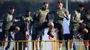 Bek Juventus, Giorgio Chiellini dan Mario Mandzukic, tampak serius saat sesi latihan jelang laga Liga Champions di kompleks training center Juventus, Selasa (21/11/2017). Juventus akan berhadapan dengan Barcelona. (AFP/Marco Bertorello)