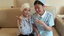 Sejak akhir Januari tahun ini, pemeran Yana Zein meninggalkan Indonesia menjalani pengobatan di China. Banyak kemajuan dirasakan selama menjalani pengobatan kanker payudara. Meski belum 100 persen pulih, akan dibawa ke Indonesia. (dok. Pribadi)