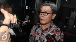 Jubir Presiden Joko Widodo, Johan Budi saat tiba di KPK, Jakarta, Jumat (11/11). Wadah pegawai KPK menggelar acara ulang tahun yang dihadiri pegawai dan mantan pegawai. (Liputan6.com/Helmi Afandi)