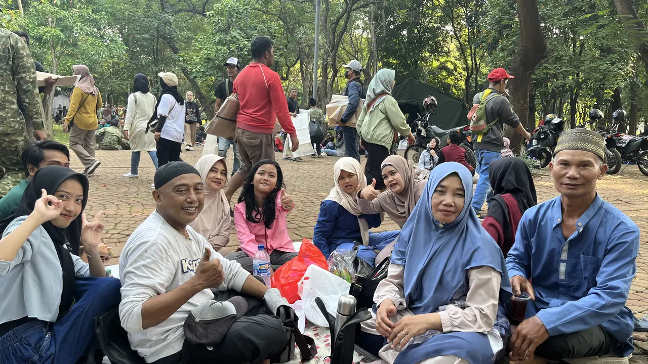 Sejumlah warga yang menghadiri perayaan puncak Hari Ulang Tahun (HUT) ke-80 TNI di Monas, Jakarta.