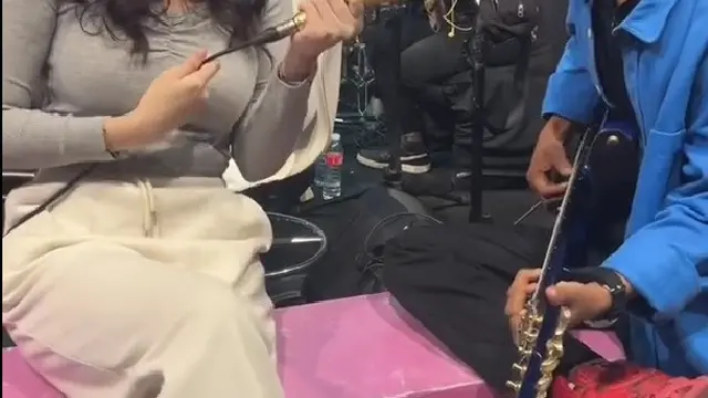 Skill Gitar Fajar Sadboy Bikin Livy Renata Terpesona (credit: Tiktok/justag.4.me)