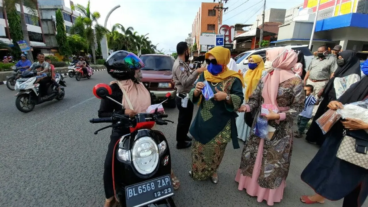 Pembagian bantuan masker yang dilakukan Ketua Dewan Pembina UMKM Rizayati.