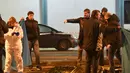 Petugas membatasi lokasi tempat tewasnya terduga pelaku teror Berlin di Milan, Italia, Jumat (23/12). Pelaku yang bernama Anis Amri tewas setelah terlibat baku tembak dengan polisi. (REUTERS/Stringer)