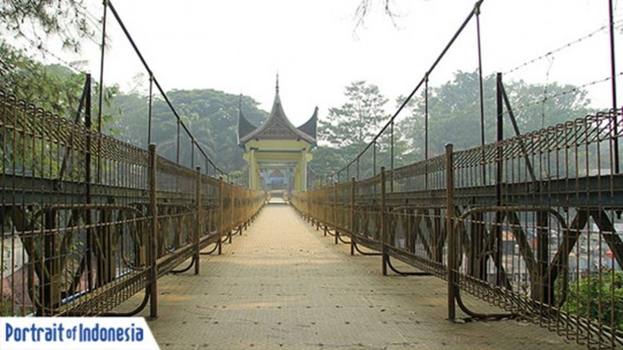 Jembatan Limpapeh, tempat favorit wisata di Bukittinggi