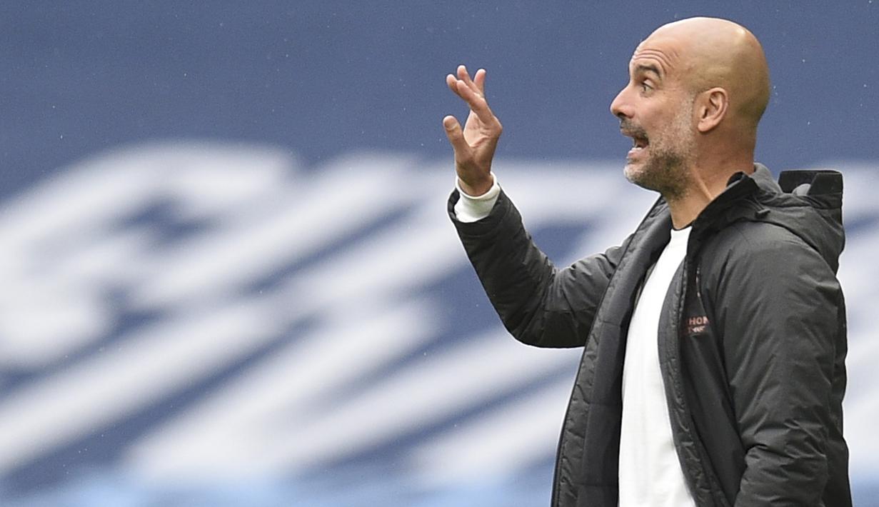 Pelatih Manchester City, Pep Guardiola, memberikan arahan kepada pemainnya saat menghadapi Newcastle United pada laga lanjutan Premier League pekan ke-34 di Etihad Stadium, Kamis (9/7/2020) dini hari WIB. Manchester City menang 5-0 atas Newcastle. (AFP/Oli Scarff/pool)