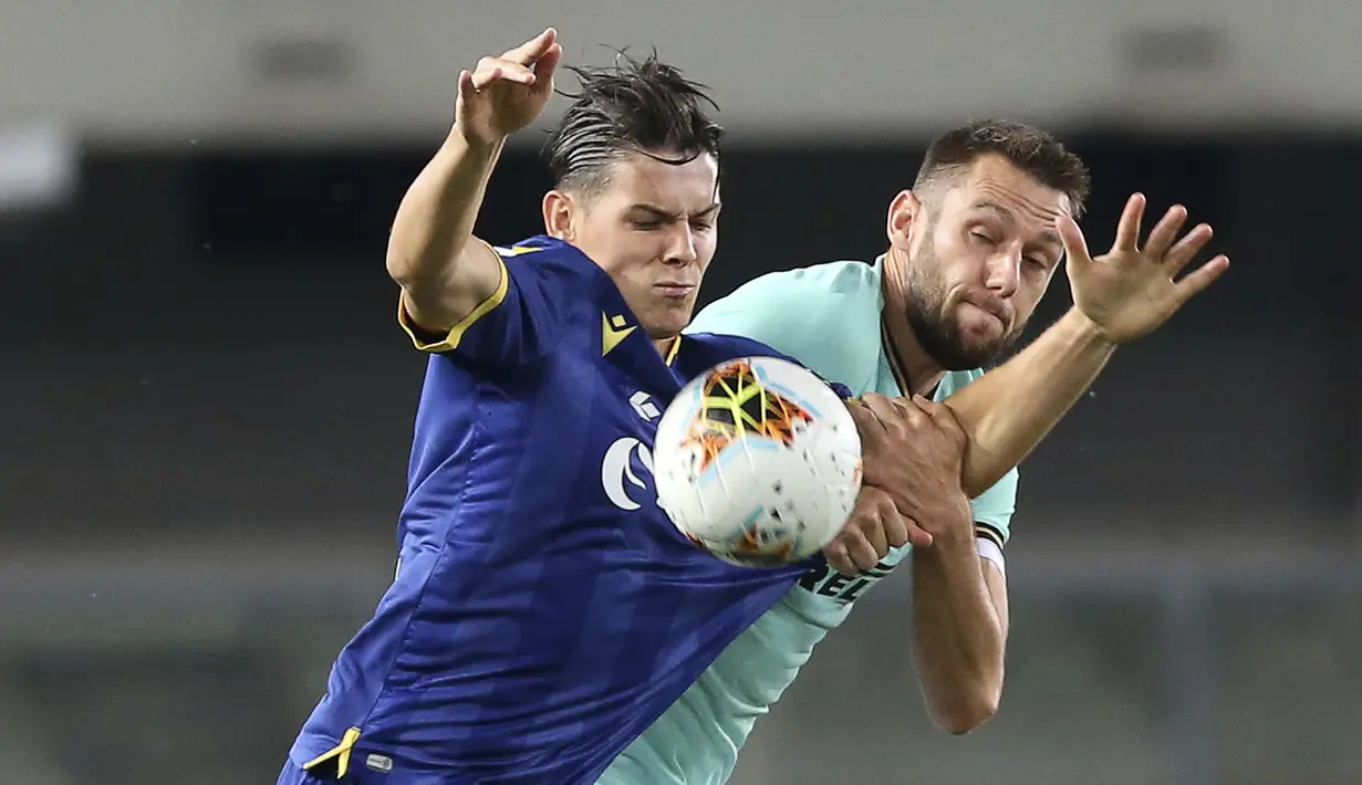 Bek Inter Milan, Stefan de Vrij, berebut bola dengan penyerang Hellas Verona, Mariusz Stepinski, pada laga lanjutan Serie A di Stadion Antonio Bentegodi, Jumat (10/7/2020) dini hari WIB. Inter Milan bermain imbang 2-2 atas Hellas Verona. (Paola Garbuio/LaPresse via AP)
