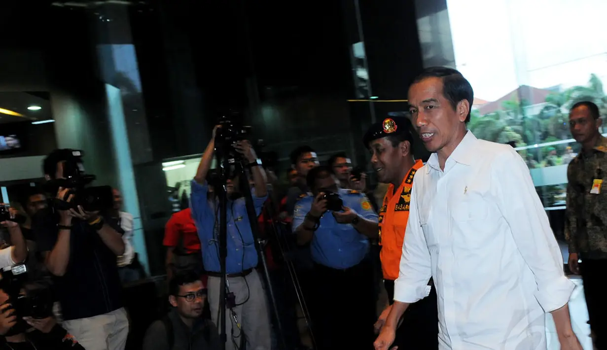 Presiden RI, Joko Widodo mendatangi kantor pusat Badan SAR Nasional di Jakarta, Senin (29/12/2014). Didampingi Kepala Basarnas Marsdya TNI F Henry Bambang Sulistyo, Presiden Jokowi bersiap memberikan sejumlah keterangan. (Liputan6.com/Faisal R Syam)