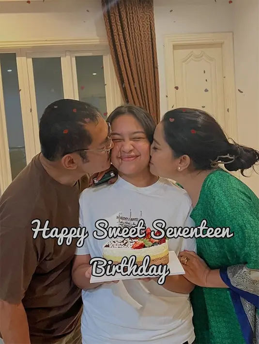 Ciuman manis orang tua untuk anak tersayang semata wayangnya. "30-03-06 - 30-03-23 Khirani Siti Hartina Trihatmodjo ❤️ 17th usiamu..," tulis penyanyi asal Purwokerto ini membagikan video singkatnya. [Instagram/Mayangsari_Official]