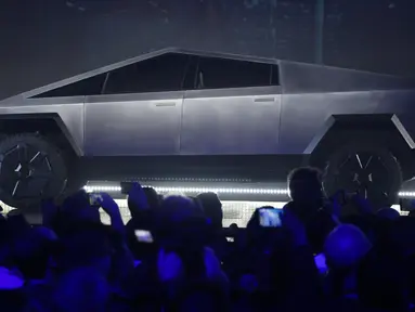 Tesla Cybertruck diperkenalkan di studio desain Tesla di Hawthorne, California (21/11/2019). CEO Elon musk mengatakan kendaraan ini akan memiliki desain yang futuristik. (AP Photo/Ringo H.W. Chiu)