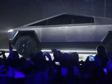 Tesla Cybertruck diperkenalkan di studio desain Tesla di Hawthorne, California (21/11/2019). CEO Elon musk mengatakan kendaraan ini akan memiliki desain yang futuristik. (AP Photo/Ringo H.W. Chiu)