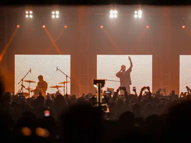 Band indie pop asal Los Angeles, LANY membawakan lagu pada konser  tunggal di kawasan SCBD, Jakarta, Selasa (27/3). LANY kembali ke Jakarta dalam rangkaian tur dunia promo album self-titled mereka yang rilis tahun lalu.  (Liputan6.com/Faizal Fanani)