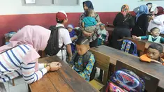 Seorang ibu menenangkan anaknya yang merajuk saat hari pertama masuk sekolah di SDN Cinere 1, Depok, Jawa Barat, Senin (15/7/2019). Seluruh siswa SD, SMP dan SMA, pada hari ini mulai masuk sekolah pada tahun ajaran baru 2019/2020. (merdeka.com/Arie Basuki)