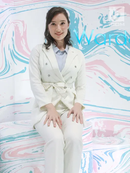 Artis Tatjana Saphira berpose usai menjadi pembicara dalam brand ambassador salah satu produk kecantikan di Jakarta, Kamis (4/10). (Liputan6.com/Faizal Fanani)