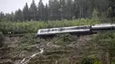 Kereta penumpang tersebut sedang menuju kota Sundsvall ketika dua dari empat gerbongnya tergelincir. (Mats Andersson/TT News Agency via AP)