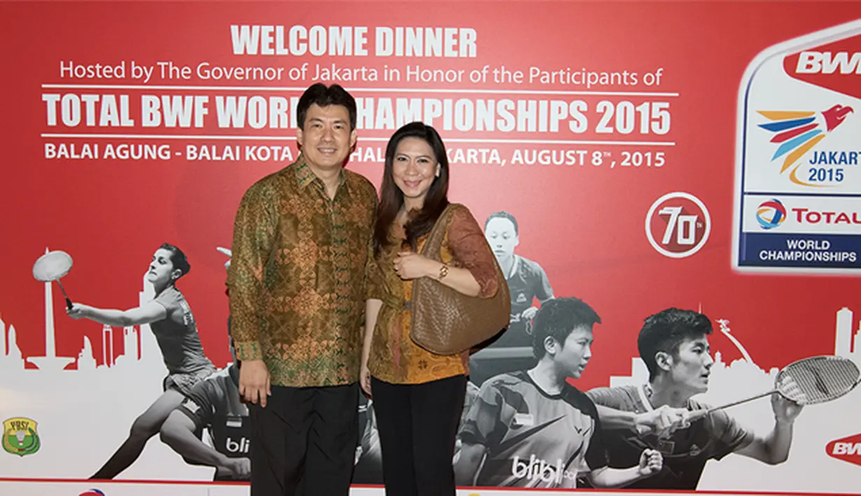 Mantan pebulutangkis nasional Alan Budikusuma dan Susi Susanti foto bersama pada acara jamuan makan malam jelang Kejuaraan Dunia BWF 2015 di Balai Kota, Jakarta, Sabtu (8/8/2015). (Bola.com/Vitalis Yogi Trisna)