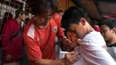 Gelandang asing Persija Jakarta, Hong Soon-hak, memberikan tanda tangan kepada suporter usai latihan jelang laga TSC 2016 melawan Persela Lamongan di Lapangan Villa 2000, Tanggerang Selatan, Banten, Selasa (13/9/2016). (Bola.com/Vitalis Yogi Trisna) 