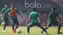 Gelandang Persib Bandung, Gian Zola, menggiring bola saat mengikuti seleksi Timnas Indonesia U-22 di Lapangan SPH Karawaci, Banten, Kamis (9/3/2017). (Bola.com/Vitalis Yogi Trisna)
