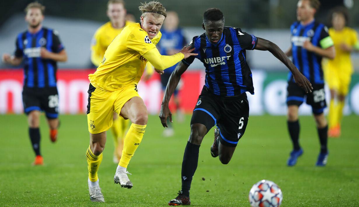 Pemain Borussia Dortmund Erling Haaland (kiri) berebut bola dengan pemain Brugge Odilon Kossounou pada pertandingan Grup F Liga Champions di Stadion Jan Breydel, Bruges, Belgia, Rabu (4/11/2020). Dortmund menang 3-0, Erling Haaland mencetak dua gol. (AP Photo/Francisco Seco)