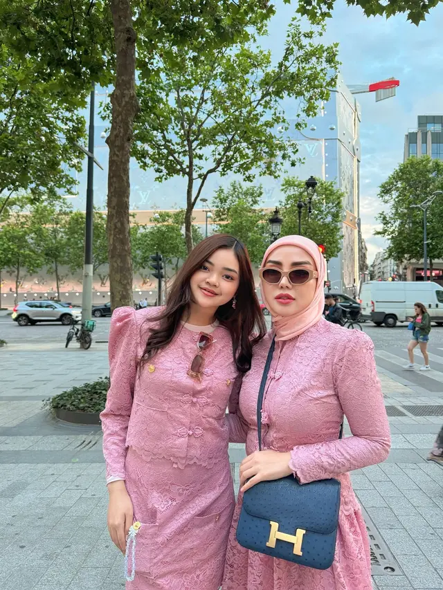 7 Potret Bella Shofie Liburan ke Paris, Kompak Bareng Anak Sambung