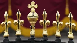 Ornamen emas terlihat di atas gerbang Istana Buckingham sebelum upacara penobatan Raja Charles III  di London, Sabtu (6/5/2023). (AP Photo/Frank Augstein)