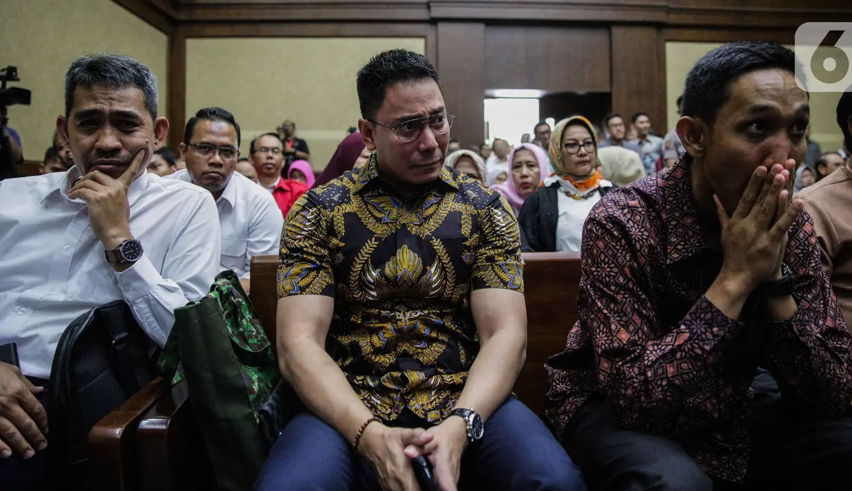 Kerabat dan kolega terdakwa kasus dugaan suap proyek PLTU Riau-1 Sofyan Basir menangis saat pembacaan putusan dalam sidang di di Pengadilan Tipikor, Jakarta, Senin (4/11/2019). Mantan Dirut PT PLN Sofyan Basir divonis bebas karena dinilai tidak terbukti bersalah. (Liputan6.com/Faizal Fanani)