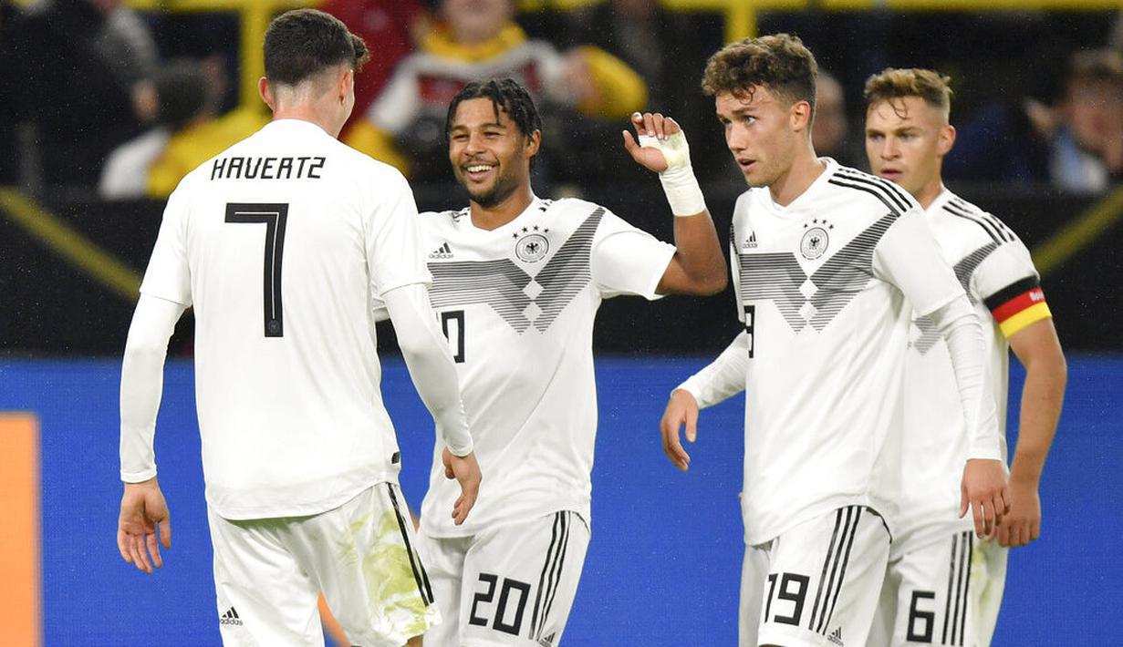 Para pemain Jerman merayakan gol yang dicetak oleh Kai Havertz ke gawang Argentina pada laga persahabatan di Stadion Signal Iduna Park, Rabu (9/10). Kedua tim bermain imbang 2-2. (AP/Martin Meissner)