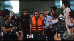 Saat ke luar kantor KPK, Ramlan tampak diapit petugas KPK menuju mobil tahanan yang sudah menunggunya, Jakarta, Kamis (14/8/2014) (Liputan6.com/Miftahul Hayat)