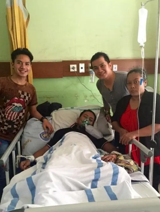 "Kata dokter, Narendra meninggal dunia akibat meningitis atau radang selaput otak," jelas Dewi, kakak Narendra, saat berbincang dengan Bintang.com, Jumat (7/10/2016) pagi. (Path Wandie Mario)