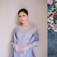 Dalam prosesi mangain jelang nikah, Jessica Mila tampil cantik nan anggun dalam balutan kebaya brokat warna ungu dengan aksen full payet dari Studio BOH. penampilannya dilengkapi dengan kain tenun songket mewah berwarna senada. [@jscmila].