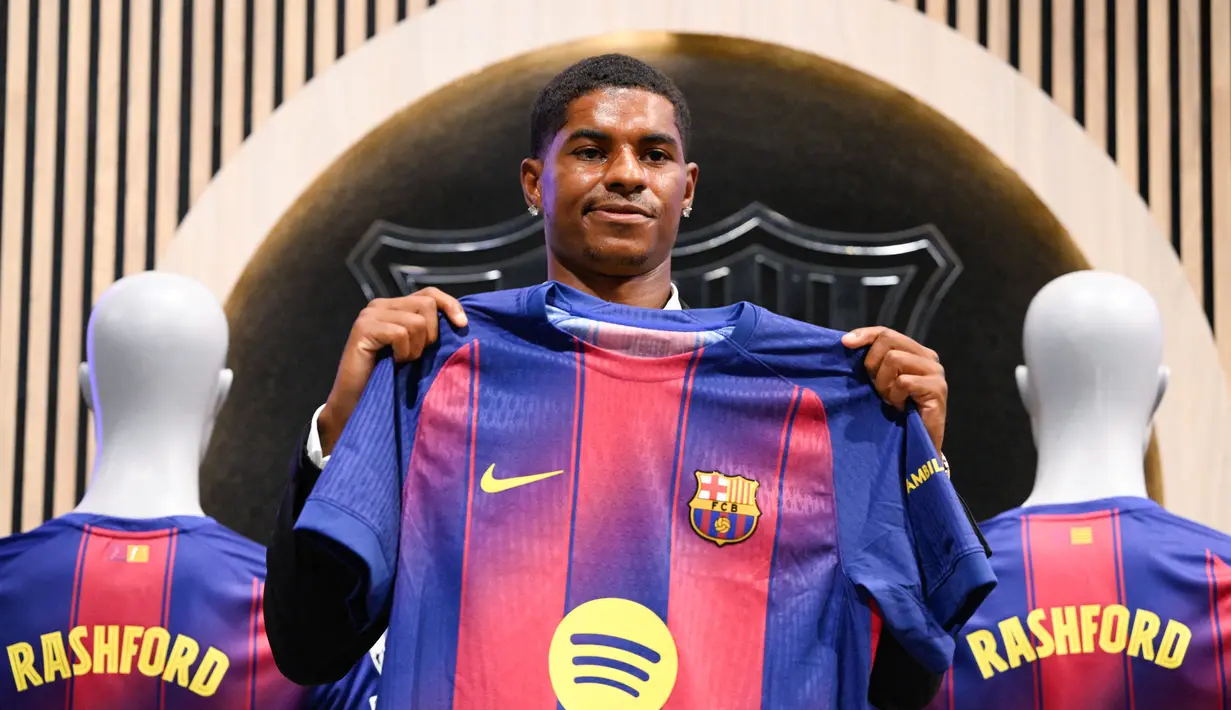 Marcus Rashford menunjukkan jersey Barcelona saat diperkenalkan sebagai pemain baru Balugrana untuk musim panas ini. (AFP/Josep Lago)