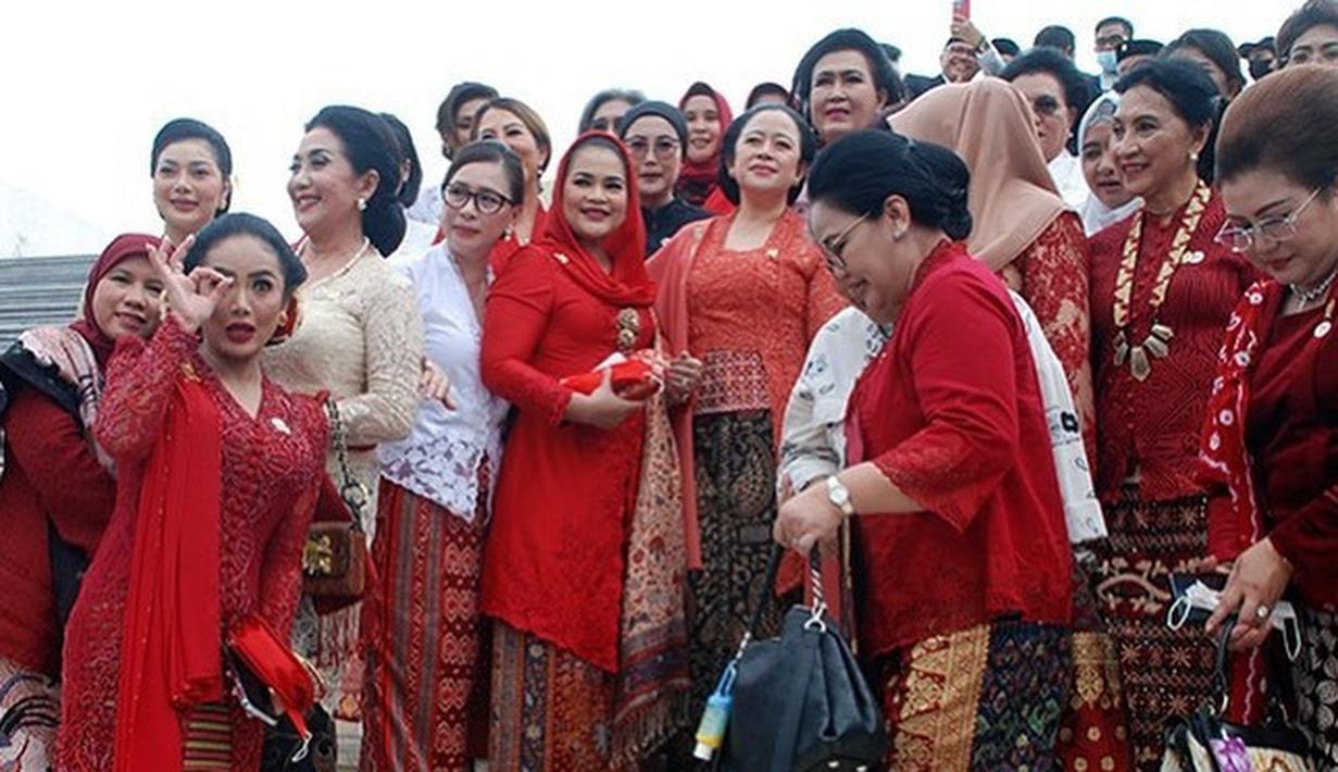 <p>Bukan rahasia lagi, Krisdayanti memperkuat Komisi IX DPR RI dari fraksi PDI Perjuangan. Pelantun &ldquo;Menghitung Hari&rdquo; dan &ldquo;Mencintaimu&rdquo; mengurusi kesehatan dan ketenagakerjaan. Selasa (16/8/2022), ia menghadiri pidato kenegaraan Presiden Jokowi. Krisdayanti pun menyempatkan diri berswafoto alias selfie dengan Ketua DPR RI Puan Maharani. (Foto: Dok. Instagram @krisdayantilemos)</p>