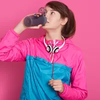 Ilustrasi Menggunakan Botol Minum Credit: freepik.com