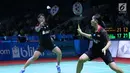 Ganda putri Indonesia, Siti F S Ramadhanti/Agatha Imanuela menahan kok dari Misaki Matsumoto/Ayaka Takahashi (Jepang) di 16 besar Indonesia Open 2018, Jakarta, Kamis (5/7). Imanuela/Ramadhanti kalah 17-21 21-12 21-11. (Liputan6.com/Helmi Fithriansyah)