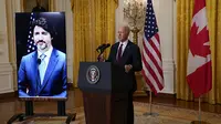 Presiden Joe Biden berbicara usai mengadakan pertemuan virtual dengan Perdana Menteri Kanada Justin Trudeau, di Ruang Timur Gedung Putih, Selasa, 23 Februari 2021, di Washington. (Foto AP / Evan Vucci)