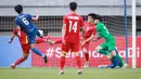 <p>Pemain Thailand U-19, Sittha Boonlha, mencetak gol ke gawang Vietnam U-19 pada laga perebutan tempat ketiga Piala AFF U-19 2022 di Stadion Patriot Chandrabhaga, Bekasi, Jumat (15/7/2022). (Bola.com/Bagaskara Lazuardi)</p>