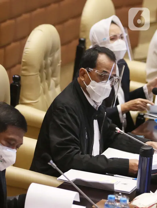 Menteri Perhubungan Budi Karya Sumadi hadir pada rapat kerja di ruang rapat Komisi V DPR RI, kompleks parlemen, Jakarta, Rabu (3/2/2021). Rapat kerja yang di hadiri juga oleh KNKT, BMKG, dan Basarnas membahas mengenai musibah jatuhnya pesawat Sriwijaya Air SJ-182. (Liputan6.com/Angga Yuniar)
