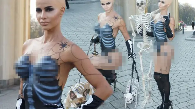 Model Ini Menyambut Halloween dengan Mengecat Tubuh Seksinya 