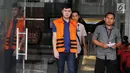 Tersangka Direktur PT Hidro Tekno Indonesia Hendrawan Maruszama dikawal petugas memakai rompi tahanan usai menandatangani berkas P21 tahap II di gedung KPK, Jakarta, Kamis (22/03). (Merdeka.com/Dwi Narwoko)