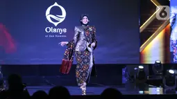 Model membawakan busana Batik Taliabu rancangan karya Eko Tjandra dalam Selaras Wastra saat  Cita & Cipta 2024 Liputan6 x Fimela di Shangrila Hotel, Jakarta, Rabu (31/7/2024). (Liputan6.com/Angga Yuniar)