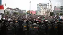 Polisi menjaga unjuk rasa menolak UU Cipta Kerja di kawasan Harmoni, Jakarta, Kamis (8/10/2020). UU Cipta Kerja yang disahkan beberapa waktu lalu memicu demonstasi sejumlah kalangan. (Liputan6.com/Faizal Fanani)