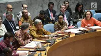 Menteri Luar Negeri RI Retno Marsudi (dua kanan) memperhatikan Sekjen PBB Antonio Guterres (tengah) memaparkan keterangan saat sidang Dewan Keamanan PBB di New York, Amerika Serikat, Selasa (7/5/ 2019). Sidang ini dipimping langsung oleh Retno Marsudi. (Liputan6.com/Pool/Kemenlu)
