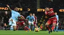 Penyerang Manchester City, Raheem Sterling (kiri) berusaha menghalau bola tendangan gelandang Watford, Etienne Capoue saat bertanding pada lanjutan Liga Inggris di stadion Etihad, (2/1). (AFP Photo/Oli Scarff)