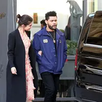 Kemesraan terus mereka pamerkan hingga tertangkap kamera. Tak hanya genggaman tangan, sesekali rangkulan, pelukan bahkan ciuman dilakukan pasangan ini. Gaya berpakaian pun keduanya tampak bergaya kasual. (doc.dailymail.com)