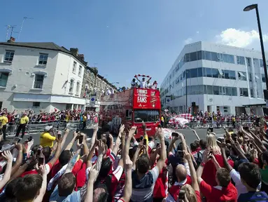Usai meraih gelar juara Piala FA 2014, para pemain Arsenal langsung mengadakan parade kemenangan di London, Inggris, (18/5/2014). (AFP PHOTO/Oliver Will)