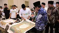Menag Nasaruddin Umar menyaksikan penulisan mushaf yang berlangsung serentak di 30 provinsi dalam waktu 10 jam di Auditorium HM Rasjidi, Kantor Kemenag RI, Jakarta. (Tim News).