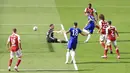 Pemain Chelsea, Christian Pulisic, mencetak gol ke gawang Arsenal pada laga final Piala FA di Stadion Wembley, London, Sabtu (1/8/2020). Arsenal menang 2-1 atas Chelsea. (Adam Davy/Pool via AP)