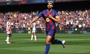 Bek asal Uruguay milik Barcelona, ​​#04 Ronald Federico Araujo da Silva, merayakan gol pertama timnya dalam pertandingan Liga Spanyol antara FC Barcelona dan Rayo Vallecano de Madrid di Stadion Camp Nou, Barcelona, ​​pada 22 Maret 2026. (Josep LAGO/AFP)